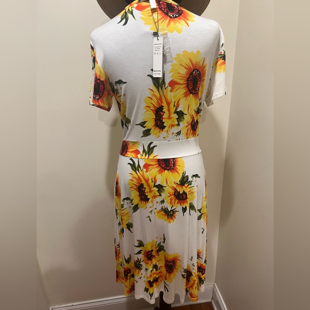DB Noon Sunflower Floral Faux White Wrap Knee Length Dress NWT M - Picture 4 of 13